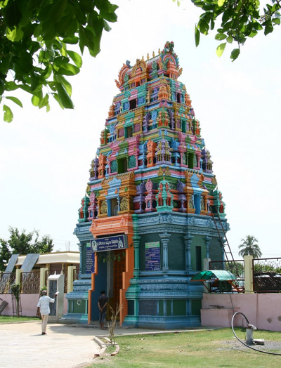 Information about temples of alampur one of the 18 Shaktipeetas in India. Jogulamba temple at alampur 